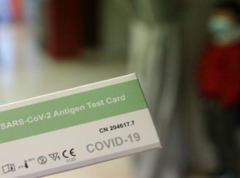 PCR test με 28 ευρώ: Ακόμα και ένας Σύλλογος Γονέων έκλεισε καλύτερη συμφωνία από την κυβέρνηση