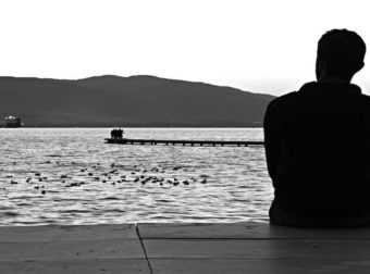 Η χειρότερη μοναξιά είναι αυτή που βιώνουμε με τους «δικούς μας ανθρώπους»