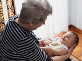 Γιαγιά ζήτησε μισθό για να κρατάει τον 12 μηνών εγγονό της