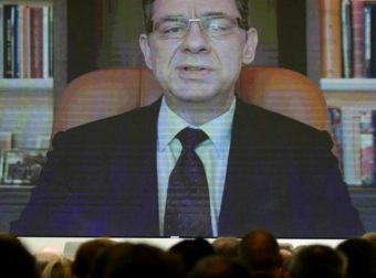 Μπουρλά Pfizer: «Θα ζούμε με τον κορωνοϊό για τα επόμενα 10 χρόνια»