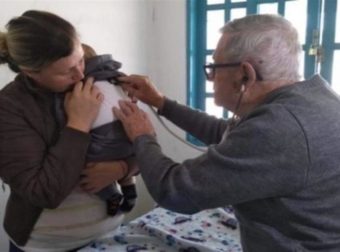 Ένας παιδίατρος με μεγαλείο ψυχής: Στα 92 του εξετάζει φτωχά παιδιά δωρεάν