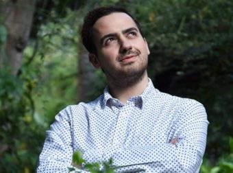 Ο Μαυρίκιος Μαυρικίου έκανε  πρόταση γάμου στην αγαπημένη του – Το εντυπωσιακό μονόπετρο “τράβηξε” το ενδιαφέρον