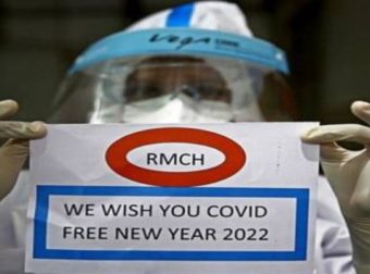 Νέος χρόνος με την Όμικρον σε πρώτο πλάνο: Ρεκόρ κρουσμάτων αλλά και «χαραμάδες» αισιοδοξίας – Οι προβλέψεις των ειδικών για την πανδημία το 2022