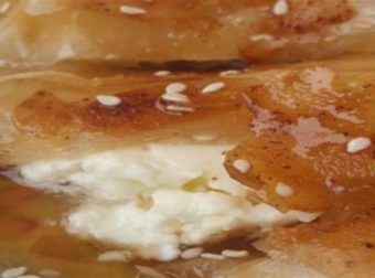 Ονειρεμένη τυρόπιτα: Τυλιχτή φέτα σε φύλλο κρούστας με σάλτσα μελιού