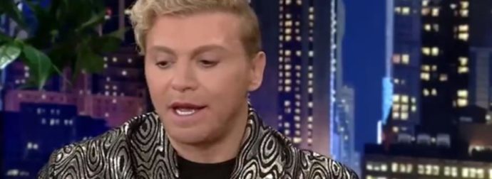 Βούρκωσε ο Τάκης Ζαχαράτος στο The 2night Show: «Δεν μπορούσα να μην τιμήσω αυτή τη γυναίκα…»
