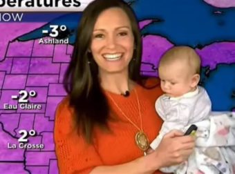 Μετεωρολόγος μάνα παρουσιάζει τον καιρό με το 13 εβδομάδων βρέφος στην αγκαλιά της