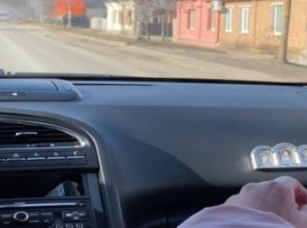 Πόλεμος στην Ουκρανία: Ανατριχιαστικό βίντεο – ντοκουμέντο – Οικογένεια φεύγει από την πόλη Okhytyrka για να σωθεί και περνά δίπλα από κτίριο που ανατινάσσεται