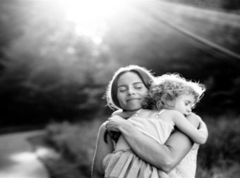 Όταν πεθαίνει ένα παιδί αγκαλιάζω σφιχτά το δικό μου για να μην φοβάμαι