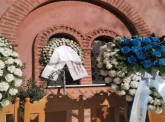 Τραγωδία στη Θεσσαλονίκη: Θρήνος στην κηδεία της μητέρας και των δύο παιδιών που καήκαν ζωντανοί
