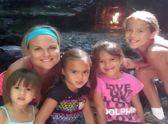 Μητέρα 2 παιδιών υιοθέτησε τις 4 κόρες της κολλητής της που πέθανε από καρκίνο