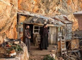 Οι Ερημίτες Μοναχοί που ζουν στην άκρη του γκρεμού στο Άγιο Όρος – Κάποιοι δεν έχουν εγκαταλείψει το Βουνό εδώ και 60 Χρόνια