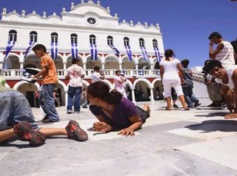 Παναγία Τήνου. Η εικόνα που ανακαλύφθηκε από το όραμα μιας μοναχής και έσπασε στα δύο από το χτύπημα της αξίνας