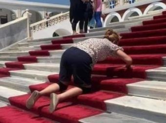 «Δεν θα αφήσει Ο Θεός» έλεγε ο γυναικολόγος στη μητέρα μου. Μέχρι 2 ετών δεν μιλούσα ώσπου κοινώνησα στην Τήνο