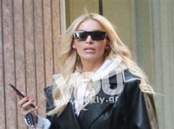 Ολομόναχη και χωρίς χαμόγελο στο κέντρο της Αθήνας – Αποκλειστικές φωτογραφίες από την Κατερίνα Καινούργιου