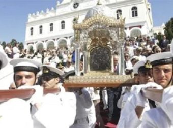 Παναγία της Τήνου. Η εικόνα που ανακαλύφθηκε από το όραμα μιας μοναχής και έσπασε στα δύο από το χτύπημα της αξίνας. Την προσκύνησαν αμέσως οι Κολοκοτρώνης, Μιαούλης, Νικηταράς