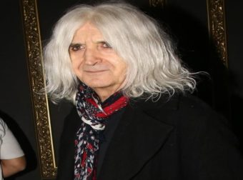 Νίκος Καρβέλας: Στα 70 του έγινε για τρίτη φορά πατέρας