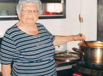 Η 91χρονη που επί 32 χρόνια προσφέρει εθελοντικά φαγητό σε εκατοντάδες άπορους ανθρώπους