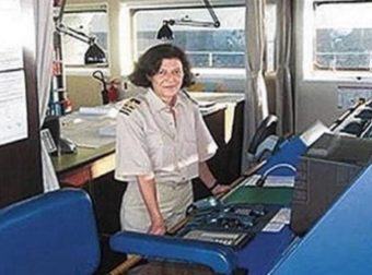 Καπετάνισσα από την Κρήτη κουμαντάρει φορτηγό πλοίο και δαμάζει τις θάλασσες