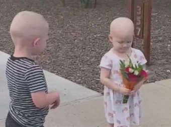 Συγκίνηση: 3χρονα φιλαράκια νίκησα στη μάχη με τον καρκίνο και συναντήθηκαν ξανά έπειτα από καιρό