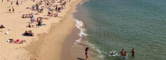 Πρόστιμο 750 ευρώ για όποιον κατουράει μέσα στη θάλασσα