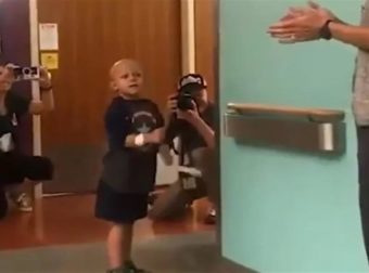 Με χειροκροτήματα βγήκε από το νοσοκομείο ο τετράχρονος Τζόσουα που νίκησε τον καρκίνο