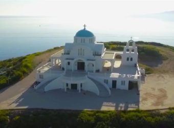 Η πανέμορφη εκκλησία του Προφήτη Ηλία στο Λαύριο σε ένα εντυπωσιακό εναέριο βίντεο