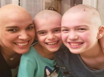 Αδερφές ξύρισαν το κεφάλι τους για συμπαράσταση στη μαμά τους που παλεύει με τον καρκίνο
