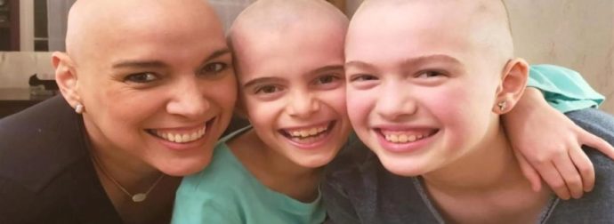 Αδερφές ξύρισαν το κεφάλι τους για συμπαράσταση στη μαμά τους που παλεύει με τον καρκίνο