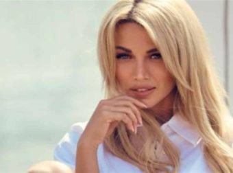 Με ριγέ ολόσωμο μαγιό κρύβοντας την φουσκωμένη κοιλίτσα της – Η νέα ανάρτηση της Κωνσταντίνας Σπυροπούλου
