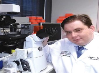 Ο ογκολόγος Δημήτρης Ματθαίος ήρθε από την Αμερική και εφαρμόζει πρωτοποριακές θεραπείες καρκίνου στο Νοσοκομείο Ρόδου