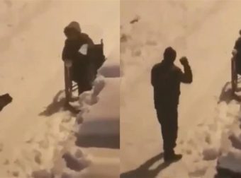 Πατέρας παίζει στο χιόνι με τον γιο του που είναι σε αναπηρικό καροτσάκι και δίνει μαθήματα ζωής