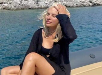 ”Πόσο χαρούμενη σήμερα που…” – Πλήρης η Ελένη Μενεγάκη στις διακοπές της