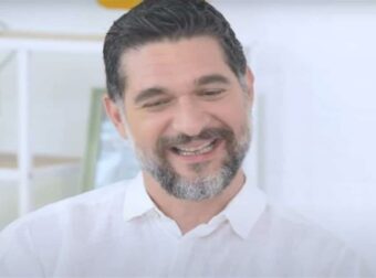 «Είμαστε από τις περιπτώσεις ζευγαριών που…» – Ο Πάνος Ιωαννίδης “σπάει” τη σιωπή του για τη σύντροφό και το παίδι του
