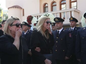 Τυλιγμένο με την Ελληνική σημαία το φέρετρο του Αλέξανδρου Νικολαΐδη – Τραγική φιγούρα στην κηδεία η σύζυγός του