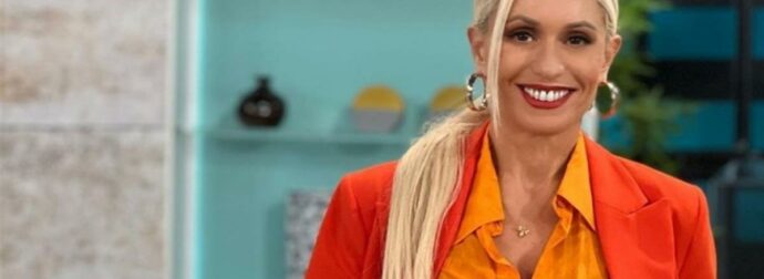 Τεράστιο και φωτεινό – Το χριστουγεννιάτικο δέντρο που στόλισε η Μαρία Μπακοδήμου στο σπίτι της
