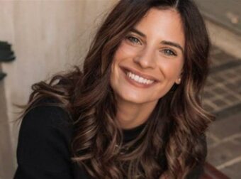 Με κόκκινο εσώρουχο κάτω από το χριστουγεννιάτικο δέντρο – Η νέα αποκαλυπτική φωτογραφία της Μπόμπα