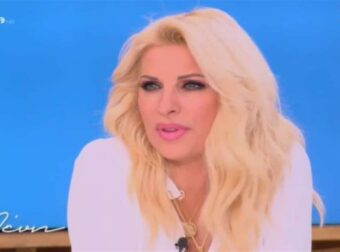 «Γιατί κυκλοφορούν έτσι;» – Η αποκάλυψη της Ελένης Μενεγάκη στους συνεργάτες της για τα 4 παιδιά της
