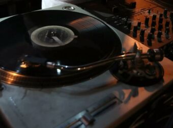 Ξυλοδαρμός από γνωστό DJ – «Έδωσα στην αστυνομία και φωτογραφίες από παλιά που είχα φάει ξύλο» λέει η πρώην του