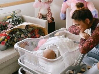 «Πάνω στην κοιλιά που την χώραγε σε ένα κοντινό κάποτε» – “Έλιωσαν” όλοι με την τρυφερή ανάρτηση της Μαίρης Συνατσάκη με την κόρη της