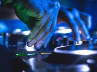 Γλυφάδα: Γνωστός DJ ξυλοκόπησε την πρώην του – Προσπάθησε να κόψει το αυτί του συντρόφου της