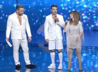J2US: «Ζαρτιέρες δεν έχω βάλει ποτέ…» – Η αντίδραση του Νίκου Κοκλώνη για την καλτσοδέτα του Τουτουντζή