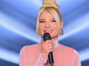 The Voice: Με τεράστιο σκίσιμο στο πόδι – Απαστράπτουσα η Φάιη Σκορδά με maxi φόρεμα στο 2ο live