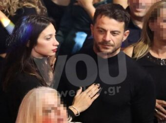 Της κράταγε το χέρι & της ψιθύριζε στο αυτί – Τα τρυφερά τετ α τετ Αγγελόπουλου και Βαμβακούση στα μπουζούκια