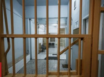 Χανιά: Στη φυλακή ο 26χρονος που επιτέθηκε στη γυναίκα του και πήρε το μωρό τους