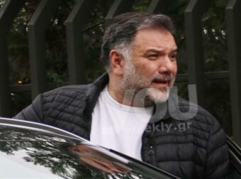 Σε αμηχανία ο Γρηγόρης Αρναούτογλου: «Μη το κάνετε αυτό, στεναχωριέμαι» – Το άγνωστο περιστατικό με δημοσιογράφο έξω από το σπίτι του