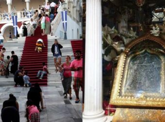 Η Ελένη βίωσε το Θαύμα: «Η μητέρα μου με γέννησε στα 40 της. Δε μπορούσα να μιλήσω ώσπου κοινώνησα στην Τήνο»