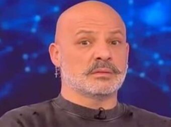 Καλό μεσημεράκι: «Γελάει καλύτερα όποιος…» – Το όλο νόημα σχόλιο του Νίκου Μουτσινά για τον ΣΚΑΪ