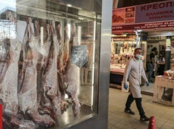 Αντιδρούν κτηνοτρόφοι και κρεοπώλες για την ένταξη του οβελία στο «Καλάθι του Πάσχα»