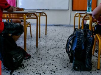 Αττική: «Άρχισαν να τον κλωτσούν στο κεφάλι», λέει η μητέρα του 15χρονου που τον ξυλοκόπησαν