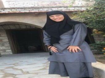 Η καλόγρια από το «Μαύρο Ρόδο» αγνώριστη με βαθύ μπούστο στο… κρεβάτι!